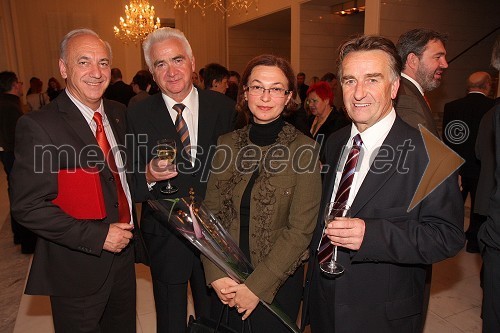 Janez Ujčič, generalni direktor RTS in mestni svetnik MOM ter prejemnik mestnega pečata, Karl Midlil, mestni svetnik MOM, Mirjana Koren, direktorica Pokrajinskega muzeja Maribor in ...