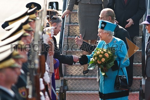 Kraljica Elizabeta II., v ozadju vojvoda Edinburški