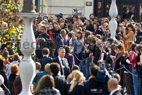 Vojvoda Edinburški med množico obiskovalcev