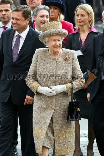 Kraljica Elizabeta II., v ozadju Zoran Jankovič, župan Ljubljane in  	Iztok Mirošič, veleposlanik RS v Združenem kraljestvu Velike Britanije in Severne Irske
