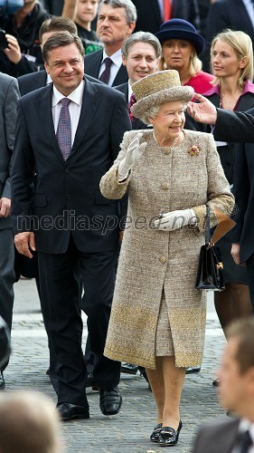 Kraljica Elizabeta II., v ozadju Zoran Jankovič, župan Ljubljane in  	Iztok Mirošič, veleposlanik RS v Združenem kraljestvu Velike Britanije in Severne Irske