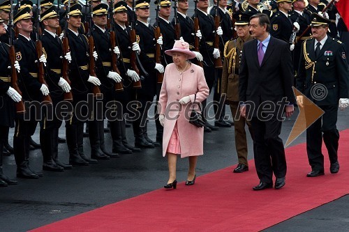 Kraljica Elizabeta II. in dr. Danilo Türk, predsednik Republike  Slovenije, pregled Častne čete