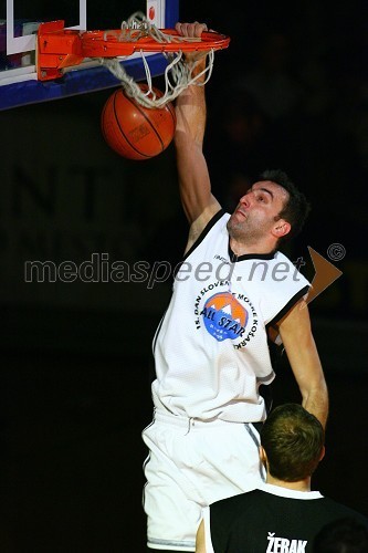 Saša Dončič, KK Geoplin Slovan, najboljši igralec Allstars tekme, med zabijanjem na koš