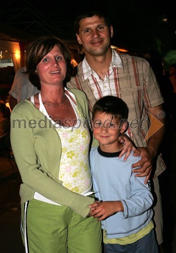 Nogometaš Amir Karič z ženo Sergejo in sinom Svenom