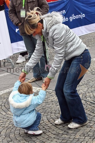 Alenka Bikar, atletinja, s hčerko Piko