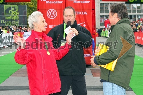 Helena Žigon, najstarejša tekmovalka na Ljubljanskem maratonu, Robert Bogataj, voditelj Ljubljanskega maratona in Zoran Jankovič, župan Ljubljane