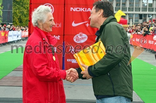 Helena Žigon, najstarejša tekmovalka na Ljubljanskem maratonu in Zoran Jankovič, župan Ljubljane