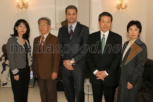 Ms. Mika Inouchi, prof. Yosmiyuki Nagatake, Danilo Rošker, direktor SNG Maribor, Mr. Tachibana Massaru in njegova soproga Tachibana Shizue