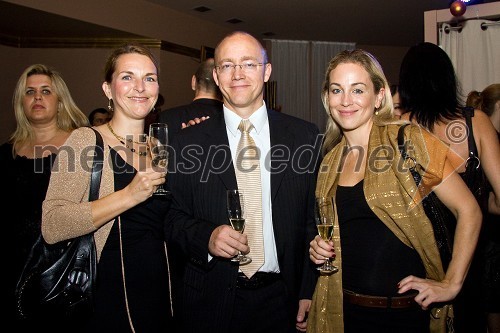 Tadej Sax, vodja programa BMW pri Avto Malgaj s soprogo Matejo in Nina Ivanič, igralka in Femme Fatale 2007