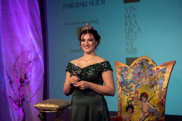 Nina Polanec okronana za 28. Vinsko kraljico Slovenije