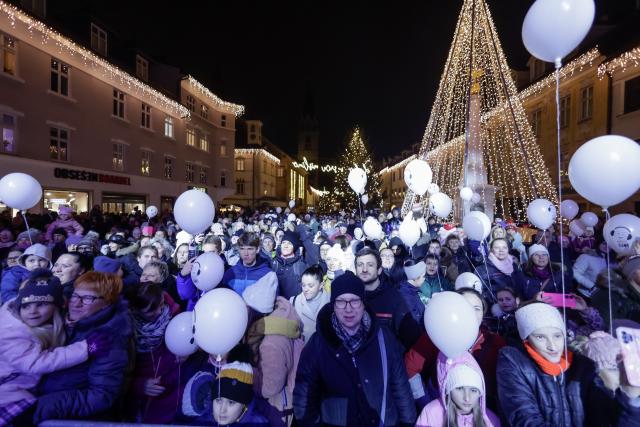 Tradicionalni prižig prazničnih luči na občinski praznik MOK