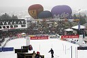 Pogled na cilj, tribuno in hotel Arena (levo)
(nedeljski slalom)