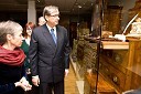 Dr. Maja Lozar Štamcar, kustosinja za pohištvo v Narodnem muzeju Slovenije in dr. Danilo Türk, predsednik Republike Slovenije
