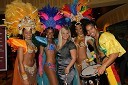 Bahia Dance Group in Nika Marolt, organizatorka zabavnega programa v igralniško-zabaviščnem centru Mond (3. iz leve)