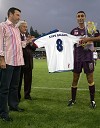 Stipe Balajič ob prejemanju darila nogometnega kluba Hajduk iz Splita, kjer je Stipe med drugim tudi igral
