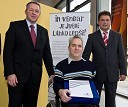 Štefan Vöröš, generalni direktor AC Intercar, d.o.o. in Bojan Bokalič, direktor podjetja Soča Oprema s prejemnikom invaliskega vozička