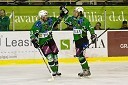 Andrej Tavželj in Anže Ropret, hokejista Tilie Olimpije med veseljem ob prvem zadetku