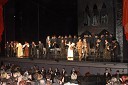 Pogled na oder in igralce po koncu opere Rigoletto