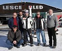 Jakub Janda, češki smučarski skakalec, Ivo Zupan, pomočnik trenerja (desno od njega) in člani Aerokluba Lesce