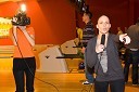 Manja Plešnar, novinarka TV Slovenije (v ozadju s kamero Natalija Osolnik, manekenka)