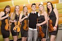 Omar Naber, pevec, s spremljevalnimi violinistkami
