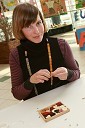 Bojana K. Zemljič, oblikovalka nakita v delavnici Kako sam izdelati nakit