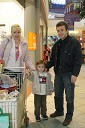 Nogometaš Kliton Bozgo s sinom Tonijem in ženo Danico, ki smo jih ujeli v nakupovalnem središču Europark.