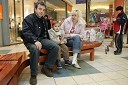 Nogometaš Kliton Bozgo s sinom Tonijem in ženo Danico, ki smo jih ujeli v nakupovalnem središču Europark.