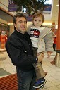 Nogometaš Kliton Bozgo s sinom Tonijem, ki smo ju ujeli v nakupovalnem središču Europark.