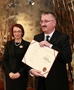 Mirjana Koren, direktorica Pokrajinskega muzeja Maribor, in mag. Viljem Pozeb, direktor Holdinga slovenskih elektrarn (HSE)