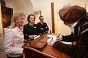 Katarina Kresal, ministrica za notranje zadeve, Mirjana Koren, direktorica Pokrajinskega muzeja Maribor, Matija Sevšek, svetovalec na Ministrstvu za notranje zadeve, in Bojan Nedok, Pokrajinskega muzeja Maribor, kaligraf