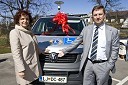 Mag. Valerija Bužan, direktorica CUDV Draga in Domen Ponikvar, direktor znamke Volkswagen Gospodarska vozila