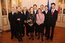 Zadaj: Franci Pivec, predsednik odbora za podelitev Glazerjevih nagrad, Franc Kangler, župan Maribora, Godalni kvartet Feguš, dobitniki Glazerjeve nagrade, spredaj: Karmina Šilec, dirigentka, avtorica glasbeno-scenskih projektov ter dobitnica Glazerjeve nagrade, Meta Gabršek Prosenc, umetnostna zgodovinarka in dobitnica Glazerjeve nagrade za življenjsko delo ter Jerneja Ferlež, etnologinja in dobitnica Glazerjeve nagrade