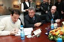 Fared J. Al Harazi, direktor korporacije Al Amad, Mohamed Awadalla, direktor Baracatco d.o.o. in dr. Dušan Mežnar, direktor Tovarne vozil Maribor d.o.o.