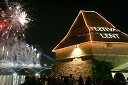 Slavnostni ognjemet iz Starega mostu na Dravi ob zaključku folklornega festivala Folkart