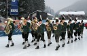 Pihalna godba v bavarskih narodnih nošah na otvoritvi dirke