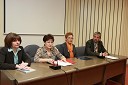 Sandra Kurnik, strokovna sodelavka Univerzitetne knjižnice Maribor, mag. Polona Pivec, odg. urednica TV Maribor, Angelina Premdehar, novinarka Televizije Maribor in Dušan Tomažič, novinar in urednik oddaje Koktajl