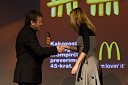 Tomaž Žontar, namestnik direktorja trženja podjetja Europlakat in predstavnica McDonalds Slovenija, dobitniki nagrade za najboljši Citylight oglas