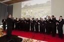 Moški pevski zbor pod vodstvom g. Tomaža Tozona