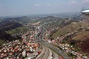 Maribor: avtocesta, železniška proga, Počehova (fotografirano iz letala Douglas DC-6B)