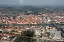 Center mesta Maribor: Piramida, Mestni vrh, Kalvarija, stadion Ljudski vrt, Lent, center mesta, reka Drava, Stari most, Titov most, Magdalenski park, UKC MB (fotografirano iz letala Douglas DC-6B)