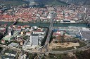 Center mesta Maribor: Mestni vrh, Kalvarija, stadion Ljudski vrt, Lent, center mesta, reka Drava, Stari most, Titov most, Kolosej, železniški most, turbo krožišče, Europark, Mariborski razvojni center, UKC MB (fotografirano iz letala Douglas DC-6B)