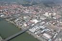 Maribor Melje: Žito Intes d.d., Henkel Slovenija d.o.o., MLM d.d. Mariborska livarna Maribor, Košaki Tovarna mesnih izdelkov d.d., Oreško nabrežje, reka Drava, železniški most, dvoetažni most  (fotografirano iz letala Douglas DC-6B)