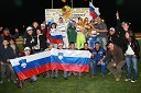 Slovenska ekipa slavi s svojimi navijači