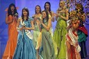 V ospredju: Rebeka Pevec, 2. spremljevalka Miss Universe Slovenije, Mirela Korać, superfinalistka izbora Miss Universe in  	Katarina Benček, Najdekolte 2009 in miss fotogeničnosti