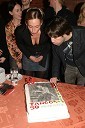 Valentina Turcu in Edward Clug pihata svečke na slavnostni torti