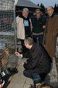 Boris Sovič, mariborski župan v letih 1998-2006 pred boksom s psom, v ozadju dr. Janez Drnovšek, predsednik Republike Slovenije, prim. prof. dr. Erih Tetičkovič, predsednik Društva za varstvo in proti mučenju živali Maribor in Zmago Mueller, vodja mariborskega azila za živali