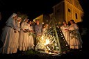 Aleksandar Rajaković - Sale, predstavnik Gorana Vojnoviča, v vlogi Marka Đorđića, literarnega junaka romana Čefurji raus! Gorana Vojnoviča, dobitnika nagrade Kresnik 2009 in Folklorna skupina Dragatuš