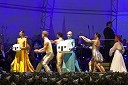 Ula Furlan in Polona Juh, igralki ter baletniki SNG Opera in balet Ljubljana