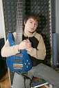 Matej Hotko, kitarist in bas kitarist skupine Leeloojamais